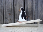 Pinguin bunt mit Bahn